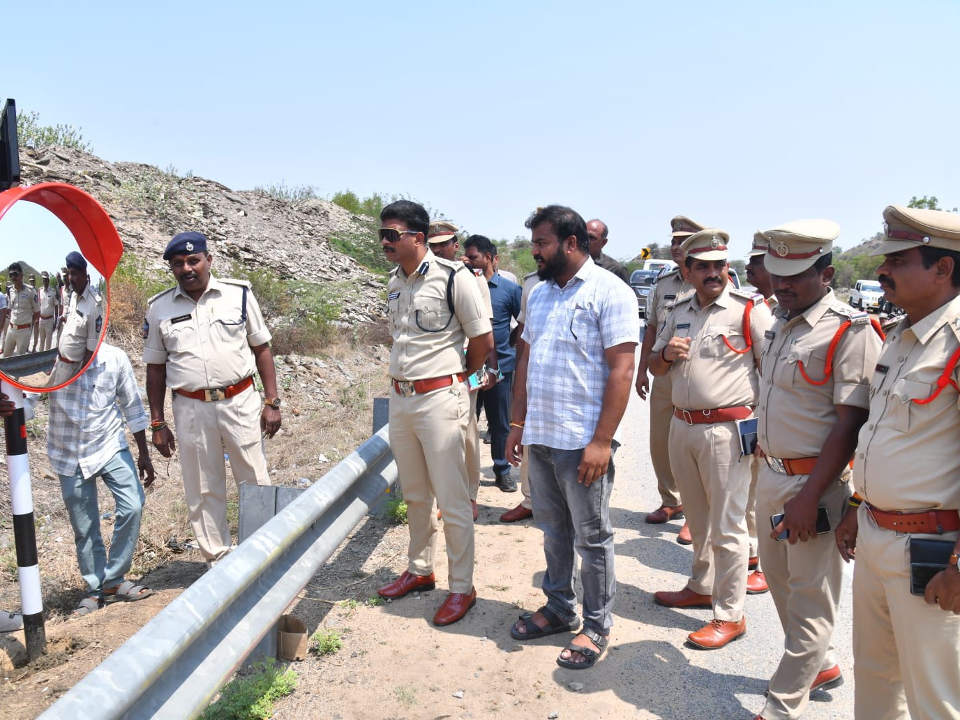 కుంభకార దర్పణాలు ఏర్పాటు.!