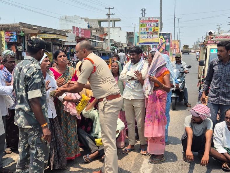 జాతీయ రహదారిపై రైతుల ధర్నా