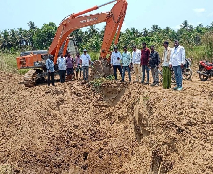 ఇసుక తవ్వకాలపై వైసీపీ శ్రేణుల నిరసన