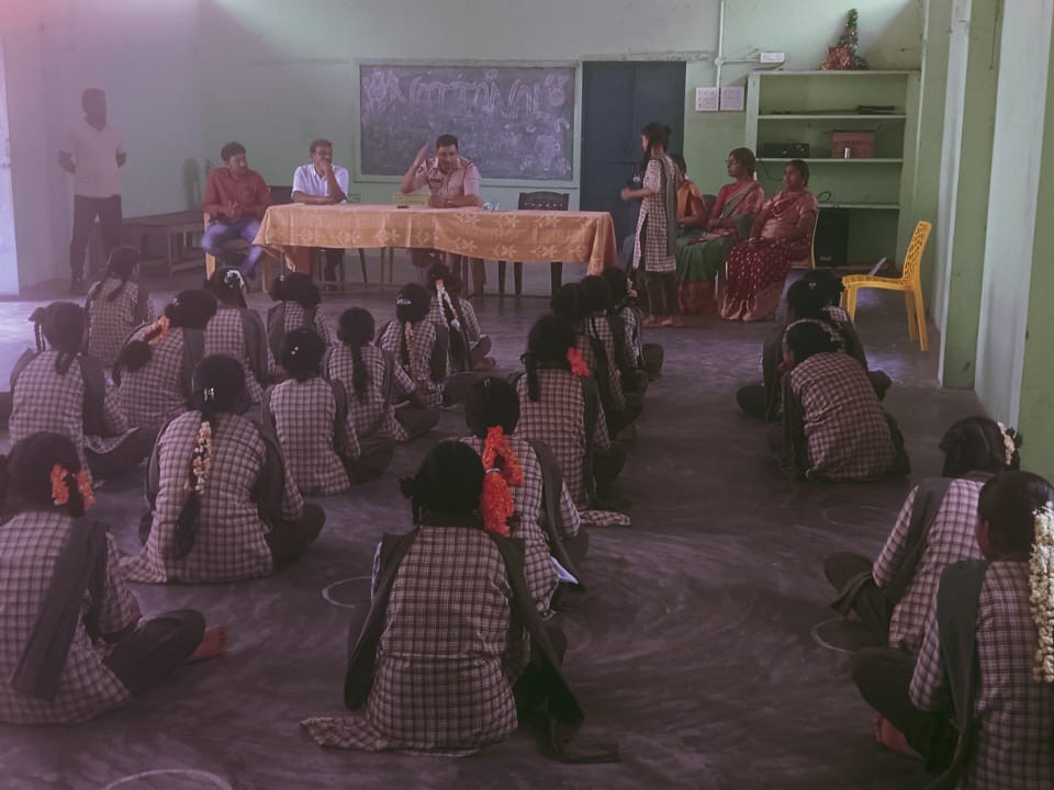 విద్యార్థులకు సైబర్ మోసాలపై అవగాహన