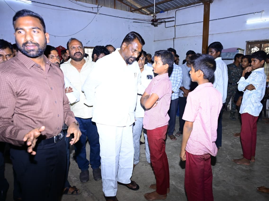 వెల్గటూర్ గురుకులాన్ని సందర్శించిన మంత్రి