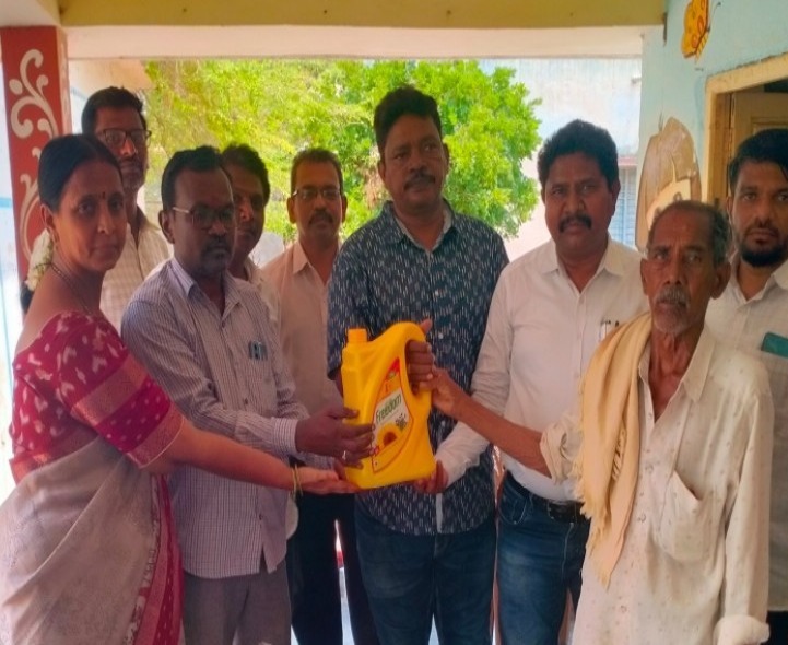 విద్యార్థిని మృతితో విషాదం.. అండగా గురువులు