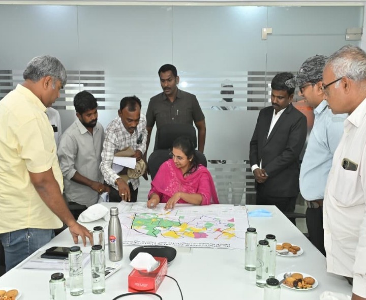 మైన్స్ భూ సేకరణ వేగవంతం చేయాలి: కలెక్టర్