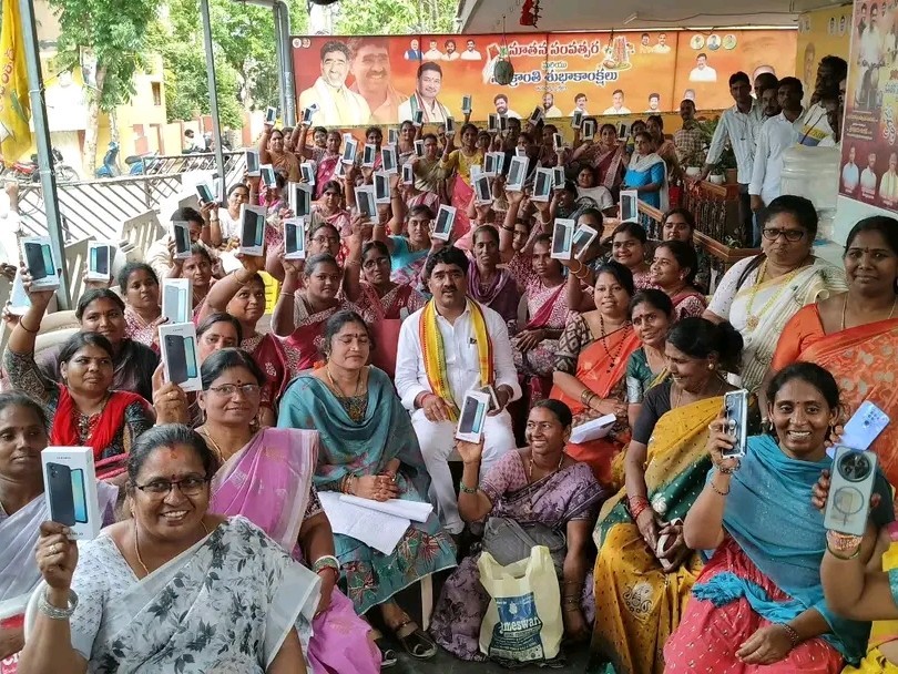 వివోఏలకు స్మార్ట్ ఫోన్లు అందజేత