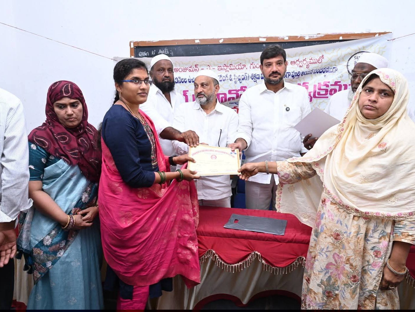 మహిళలకు కుట్టు శిక్షణ సర్టిఫికెట్లు అందజేత