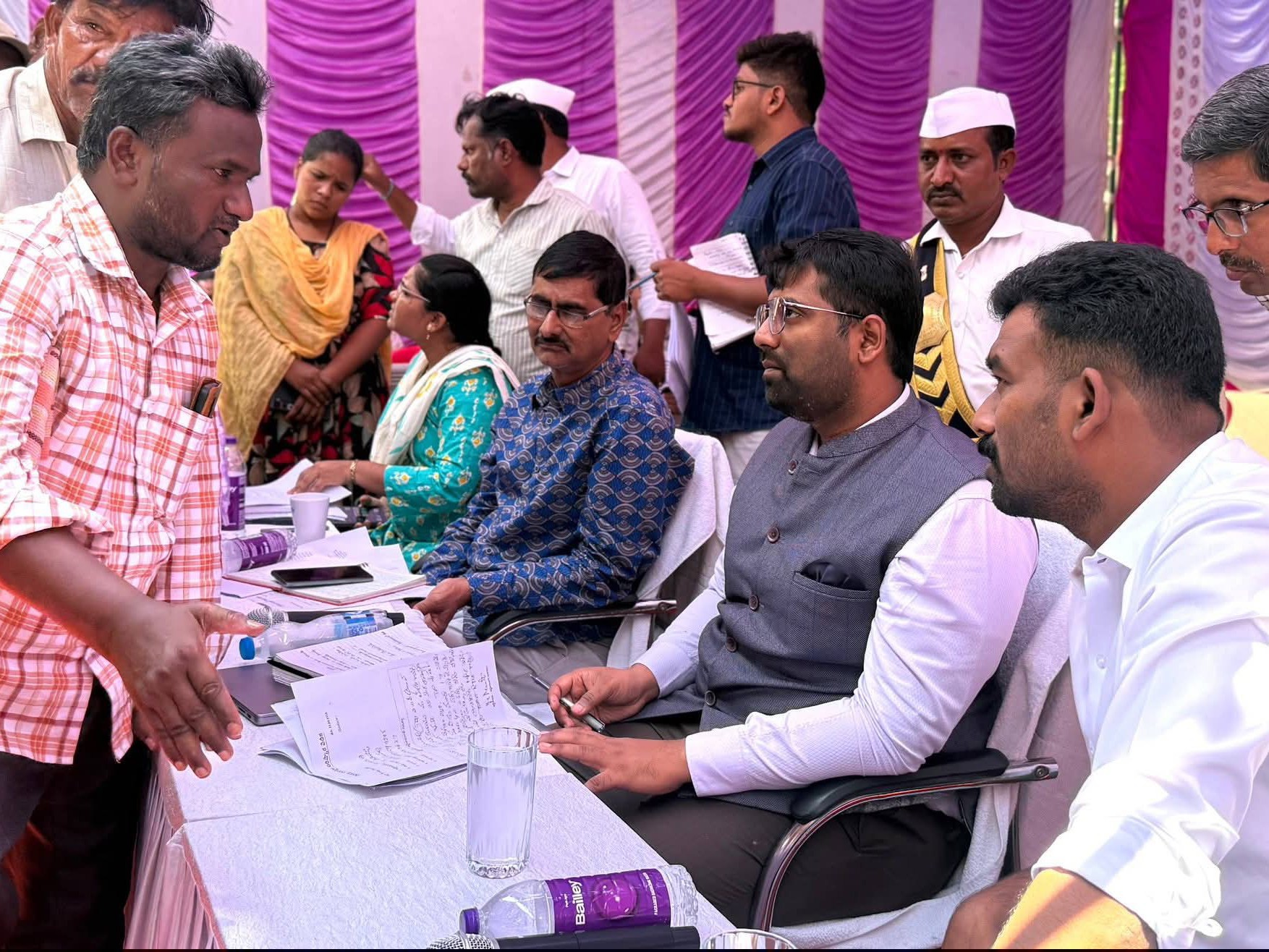 రెవెన్యూ క్లినిక్‌లో అర్జీల వెల్లువ