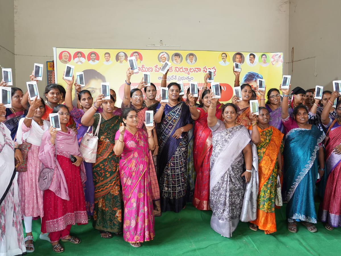 VOAలకు స్మార్ట్ ఫోన్లు పంపిణీ చేసిన తగిరాల