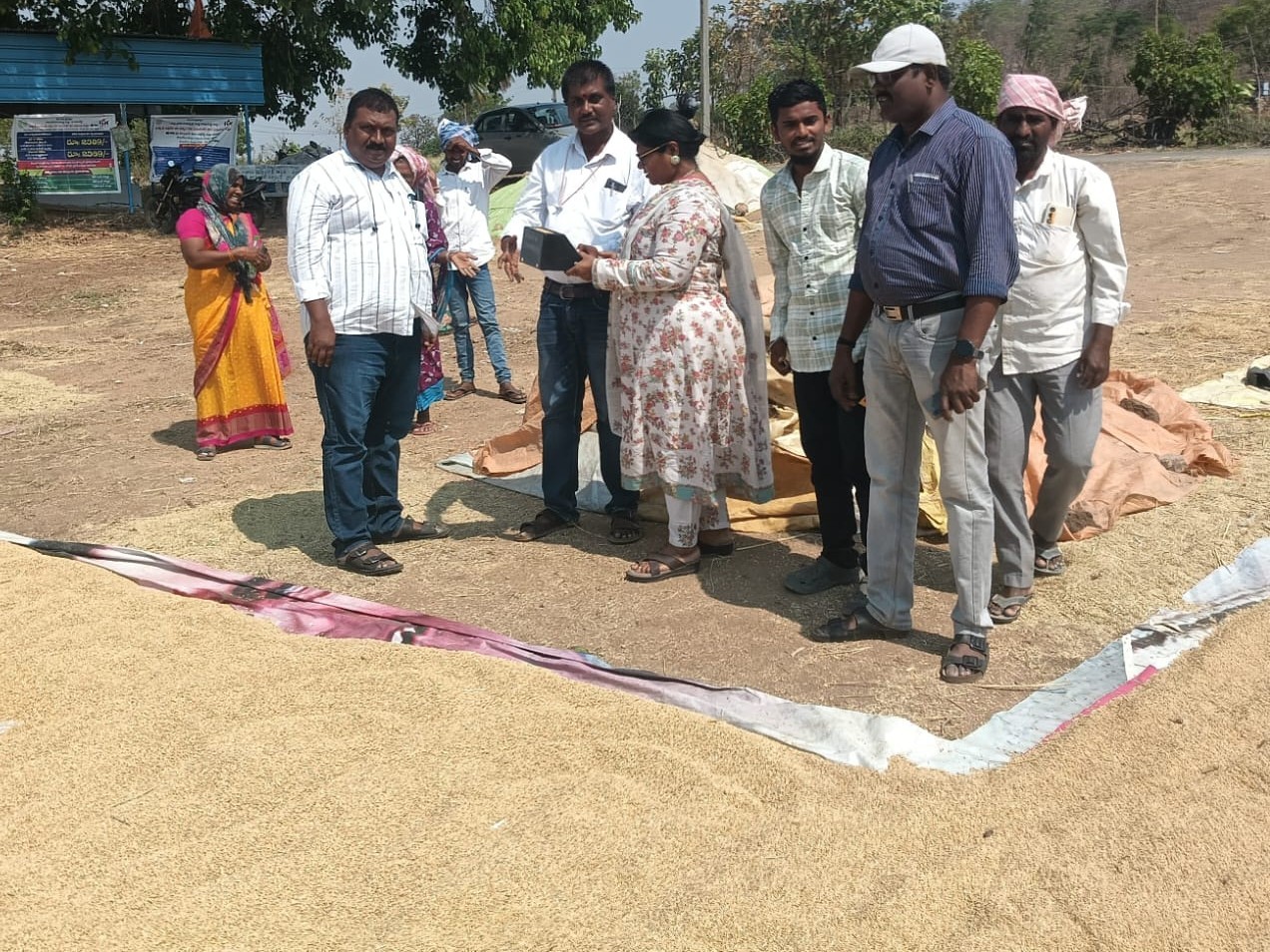 ధాన్యం కొనుగోలు కేంద్రాన్ని సందర్శించిన డీఆర్డీవో