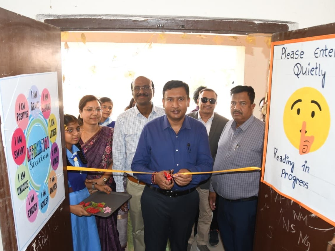 విద్యార్థులు శాస్త్రీయ జ్ఞానాన్ని పెంపొందించుకోవాలి: కలెక్టర్