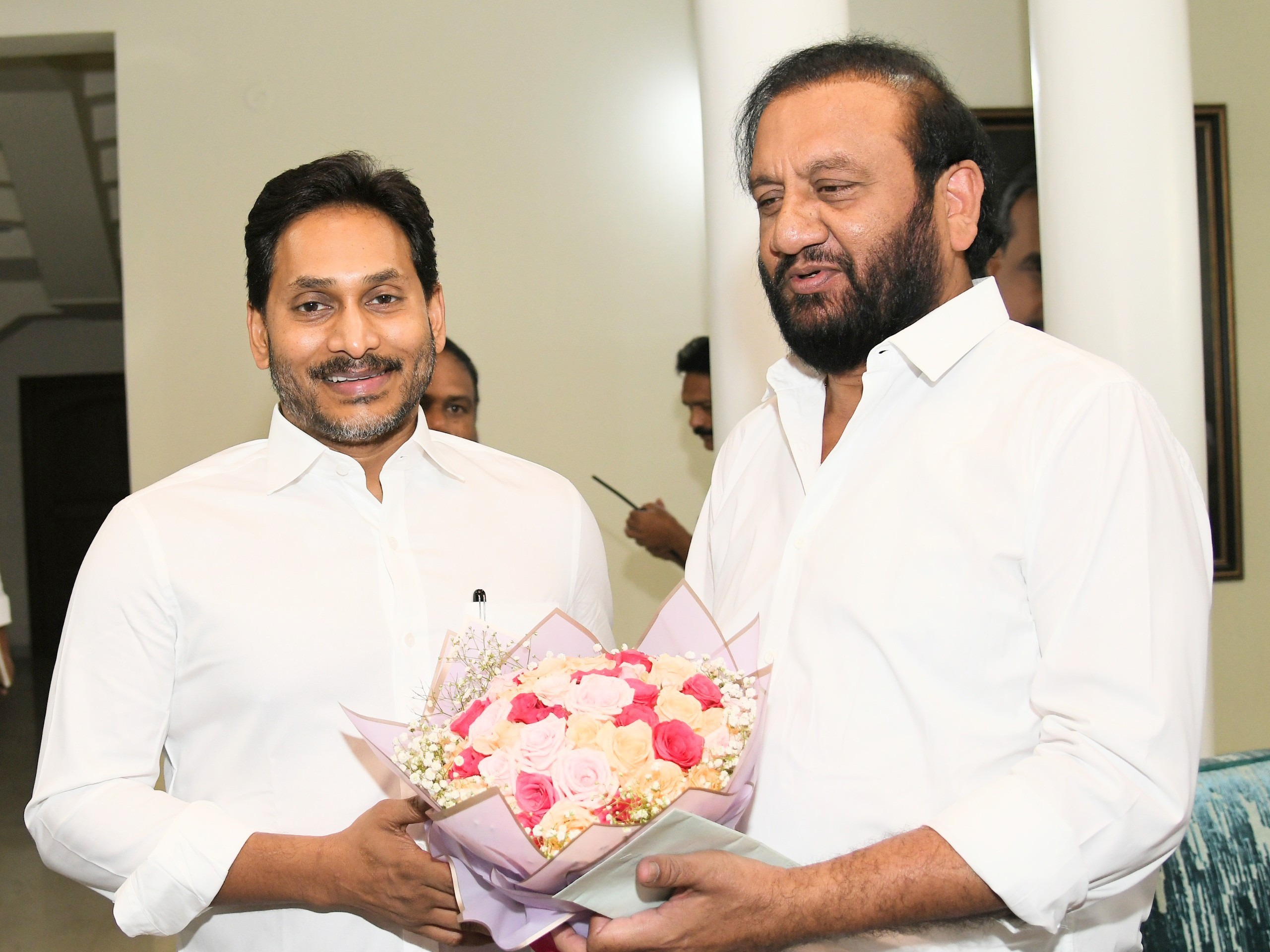 పులివెందులలో వైఎస్ జగన్ ని కలిసిన మాజీ ఎమ్మెల్యే నల్లపరెడ్డి