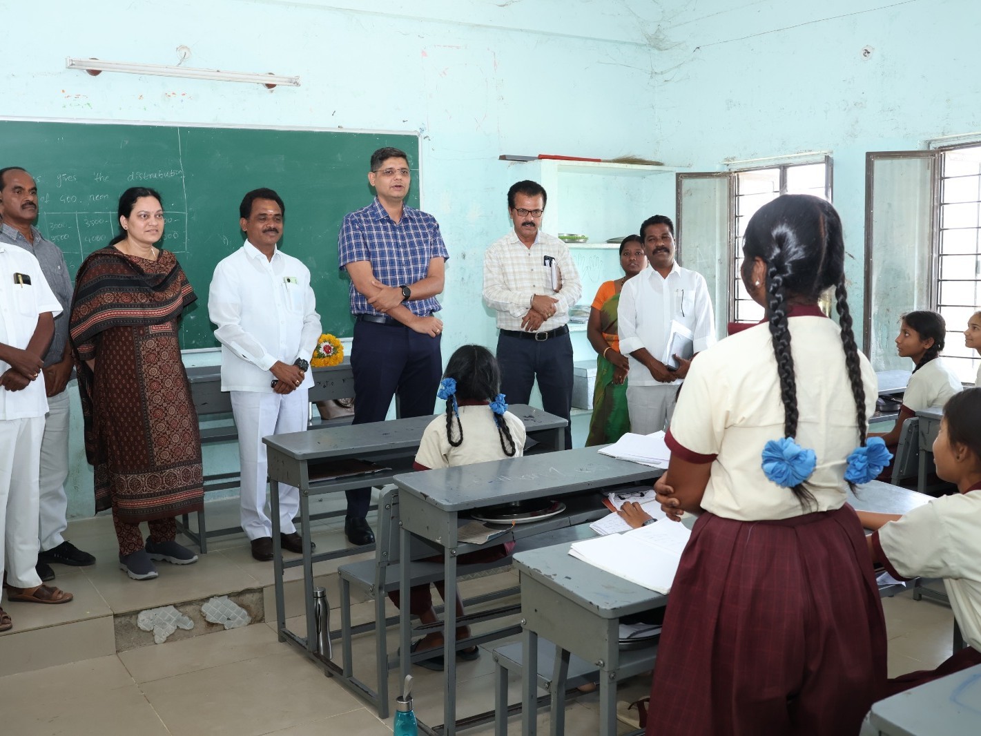 బాలికల రెసిడెన్షియల్ పాఠశాలను సందర్శించిన కలెక్టర్