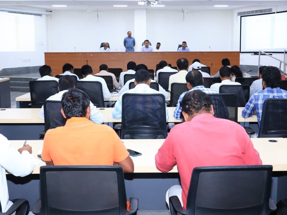 ఉపాధి వేతన లక్ష్యాలను చేరుకోవాలి: కలెక్టర్