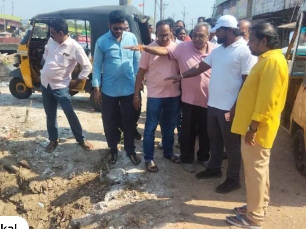 సులబ్ కాంప్లెక్స్ పనులను తనిఖీ చేసిన కమిషనర్