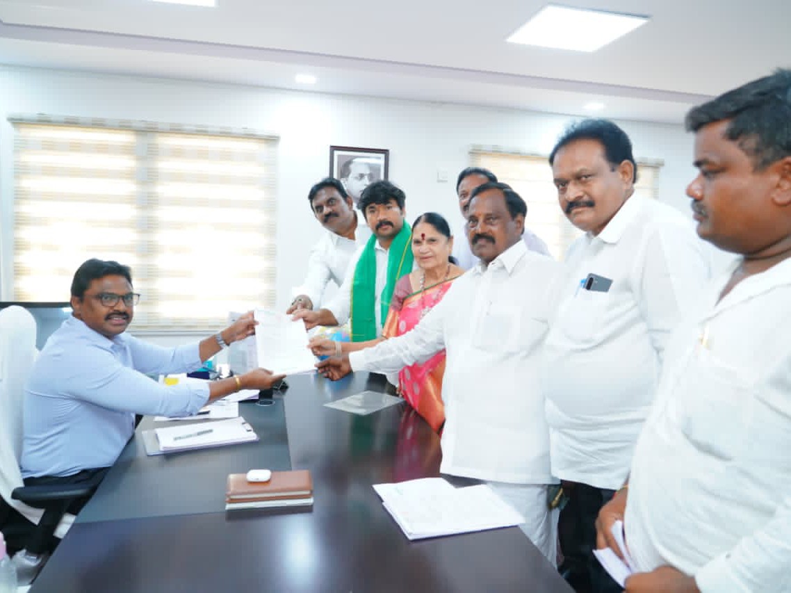 కలెక్టర్‌ను కలిసిన వైసీపీ శ్రేణులు