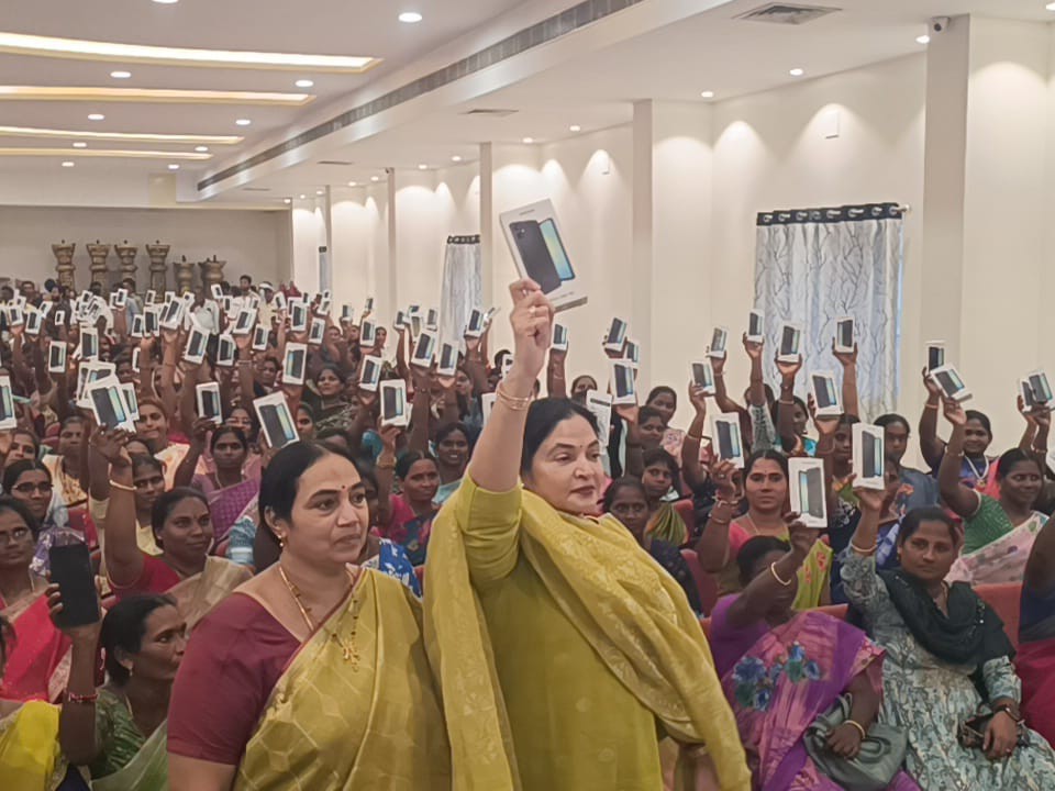 వి.ఓ.ఏలకు ఫోన్లను పంపిణీ చేసిన ఎమ్మెల్యే