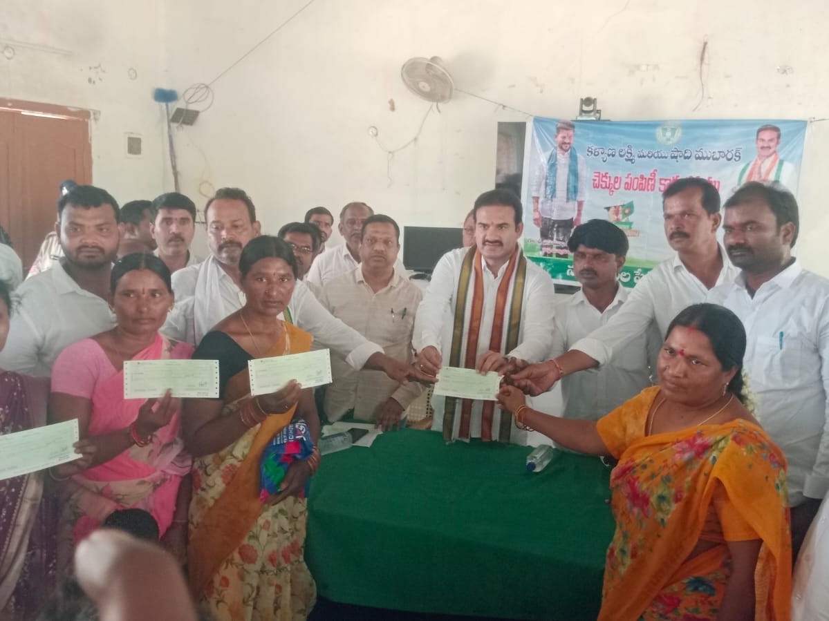 చెక్కులు పంపిణీ చేసిన ప్రభుత్వ విప్