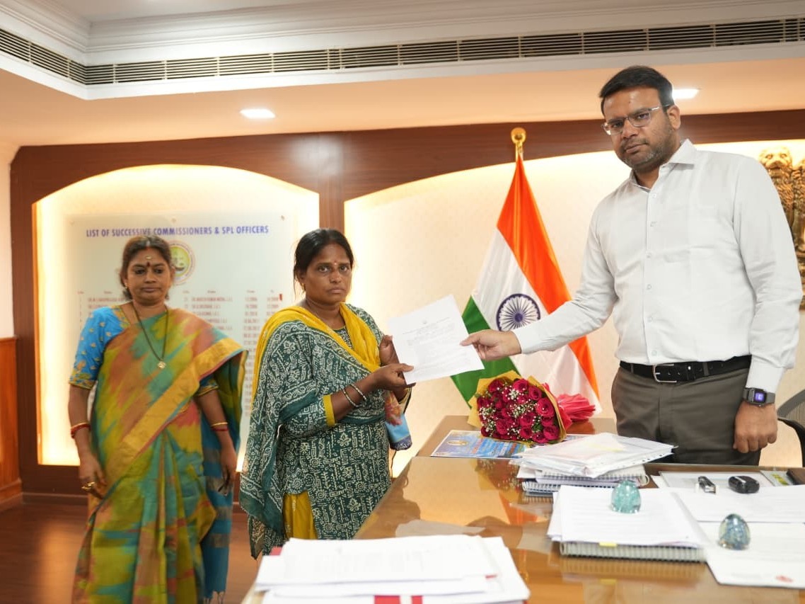 జీవీఎంసీలో కారుణ్య నియామక పత్రాలు అందజేత