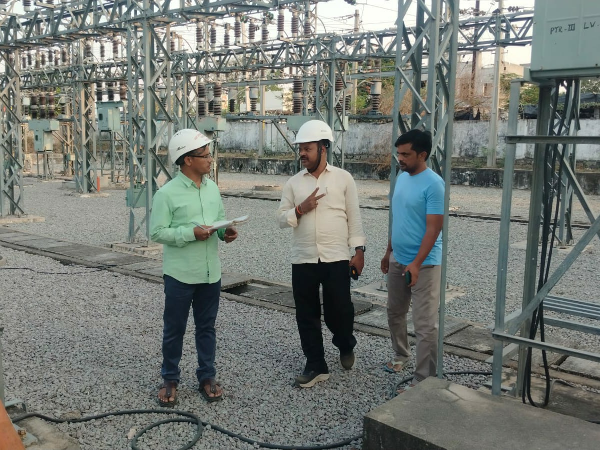 సబ్‌స్టేషన్‌ను తనిఖీ చేసిన ఎస్ఈ