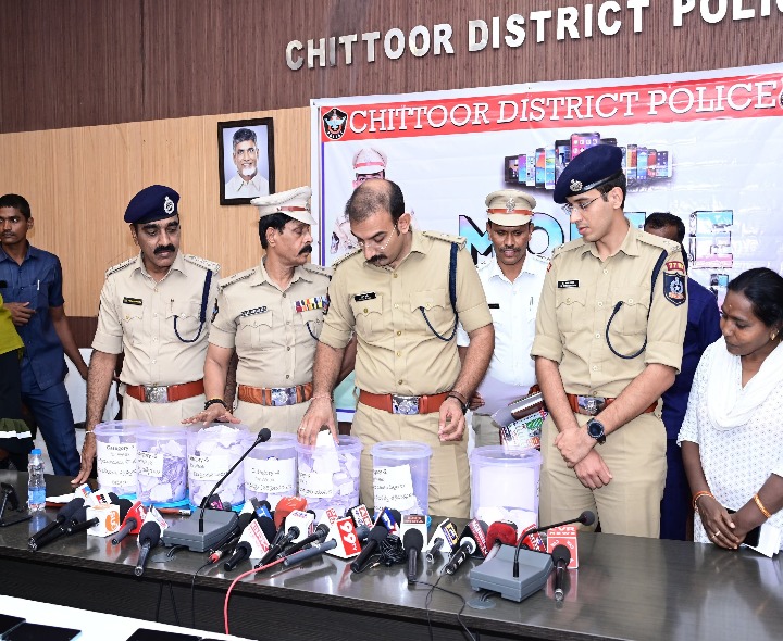 హెల్మెట్ ధరించిన వారికి బహుమతులు