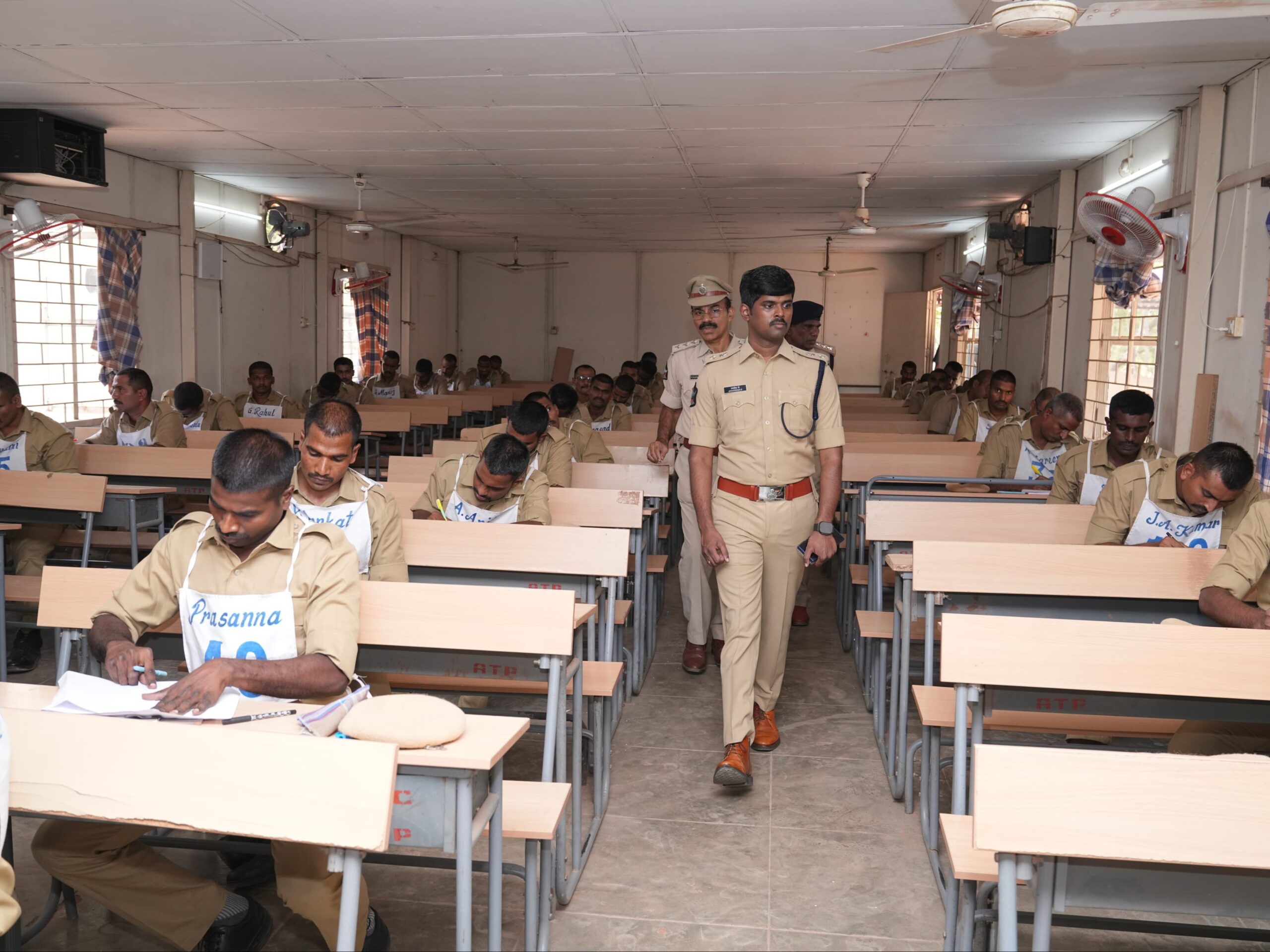 ట్రైనీ కానిస్టేబుళ్ల పరీక్షలను పరిశీలించిన ఎస్పీ