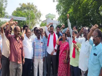 ‘ఆర్టీసీ కార్మికుల సమ్మెకు ప్రభుత్వం బాధ్యత వహించాలి’