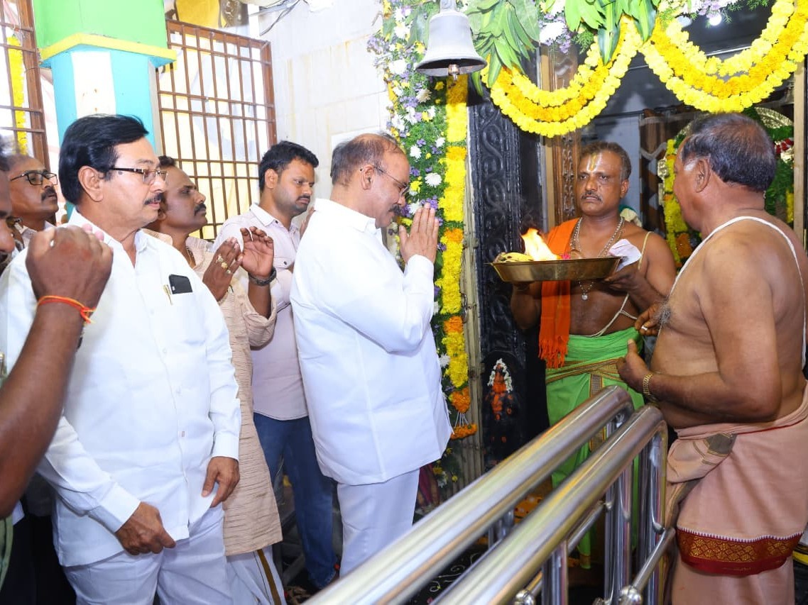 ప్రసన్నాంజనేయుడిని దర్శించుకున్న మాజీ మంత్రి