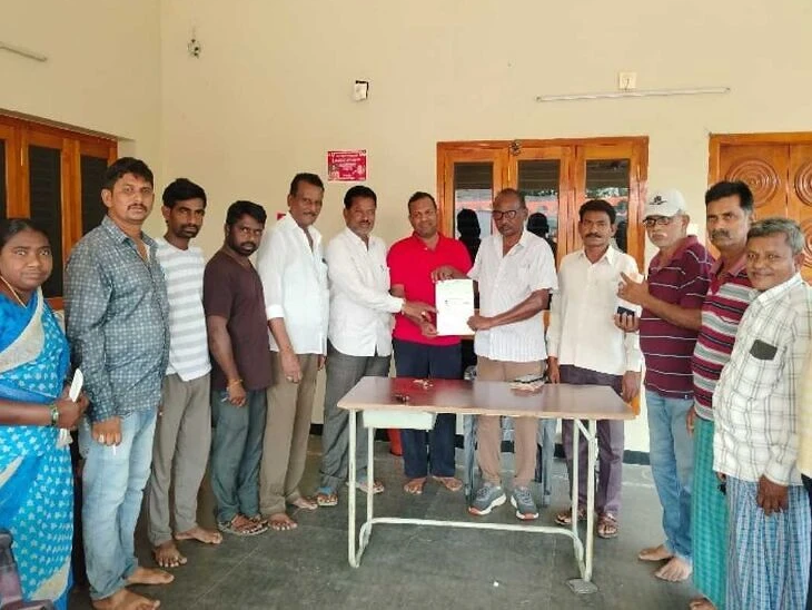 CMRF చెక్కులు పంపిణి చేసిన సీపీఐ నాయకులు