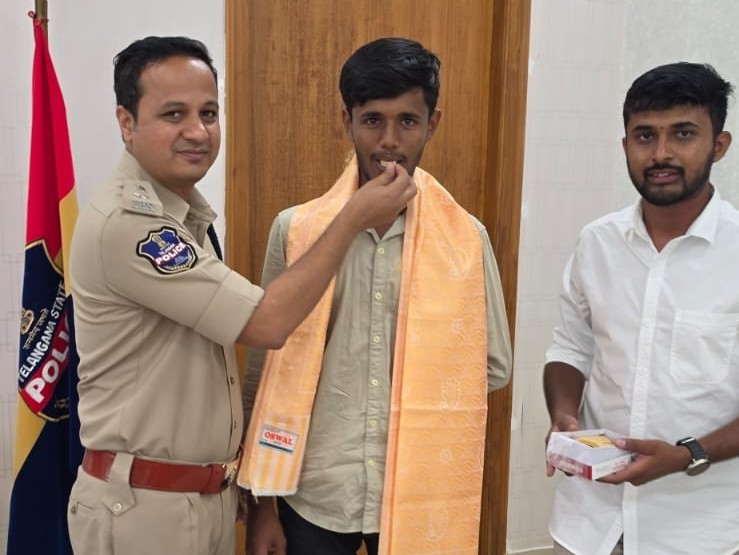 ఇంటర్ విద్యార్థిని సన్మానించిన ఎస్పీ