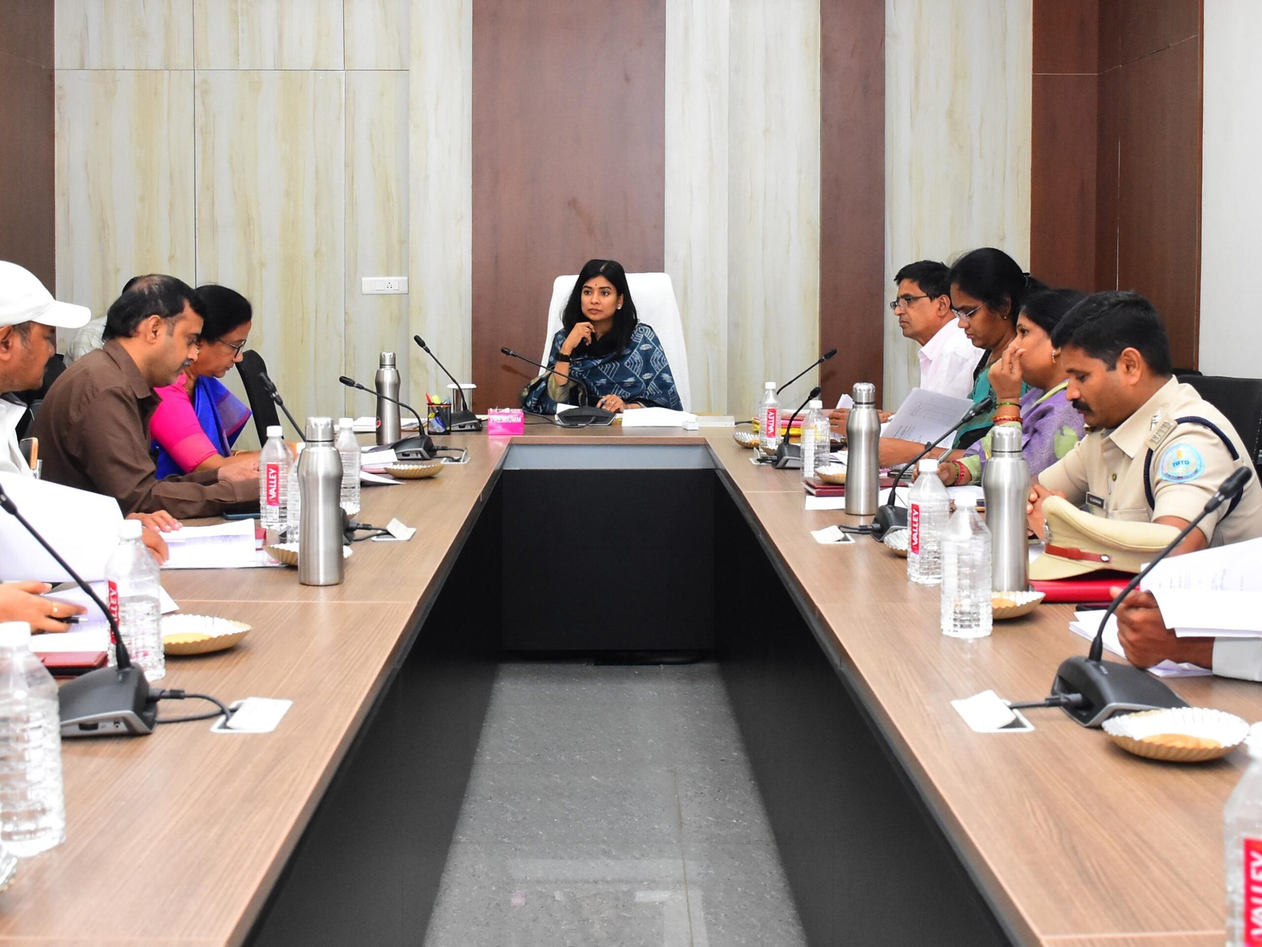 ‘దరఖాస్తులను నిర్దేశిత సమయంలో జారీ చేయాలి’