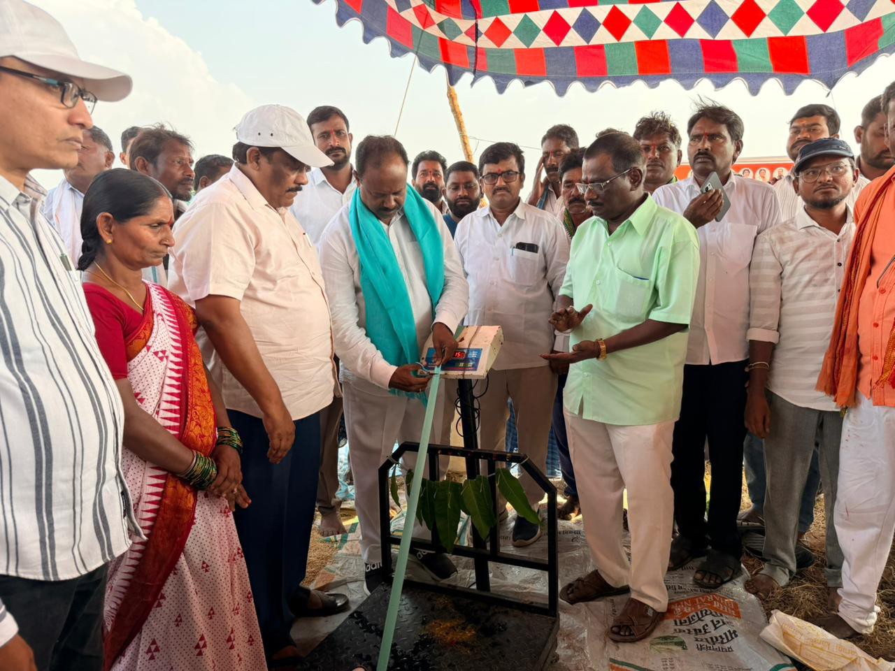 కొనుగోలు కేంద్రాలను ప్రారంభించిన MLA