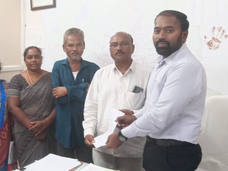 కార్మికుల సమస్యలు పరిష్కరించాలని కమీషనర్‌కు వినతి