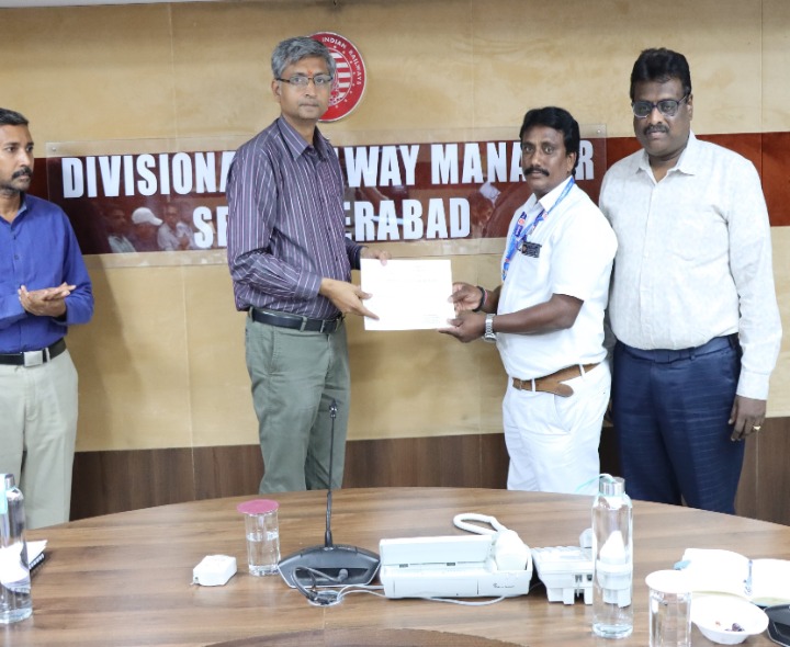 ‘ఎంప్లాయ్ ఆఫ్ ద మంత్’ అవార్డు అందజేసిన జనరల్ మేనేజర్