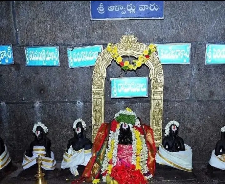 వరదరాజుల స్వామి ఆలయంలో ప్రత్యేక పూజలు