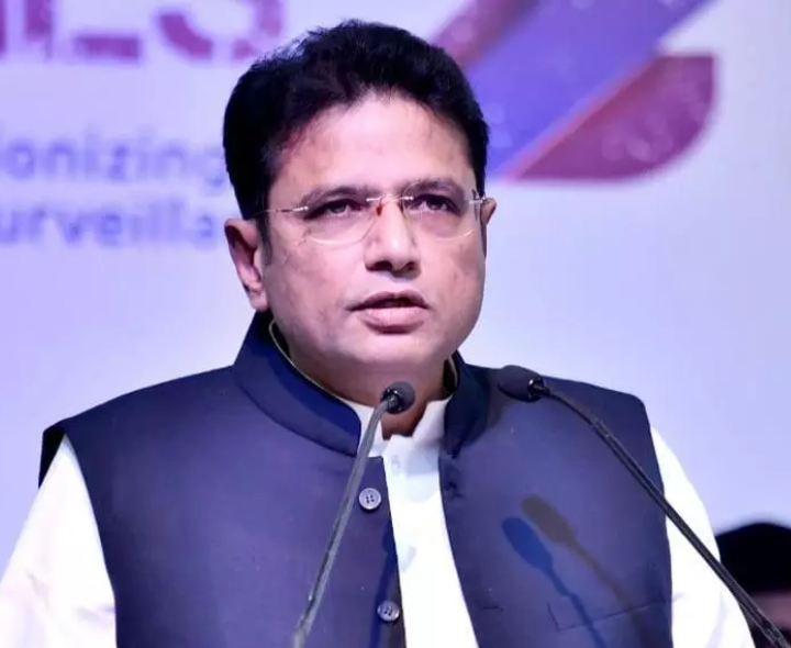 ప్రతిభకు ఆర్థిక ఇబ్బందులు అడ్డుకాకూడదు: మంత్రి