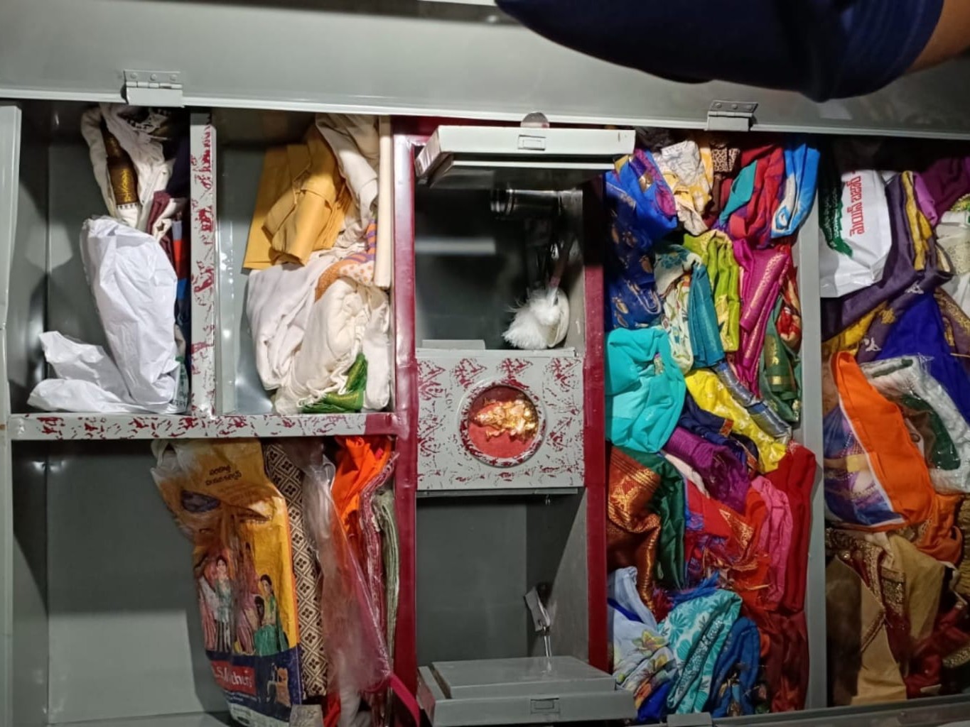 బీరువా పగలగొట్టి బంగారం చోరీ