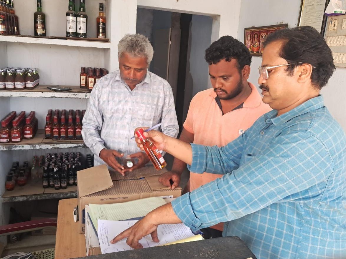 మద్యం దుకాణాలపై ఆకస్మిక తనిఖీలు