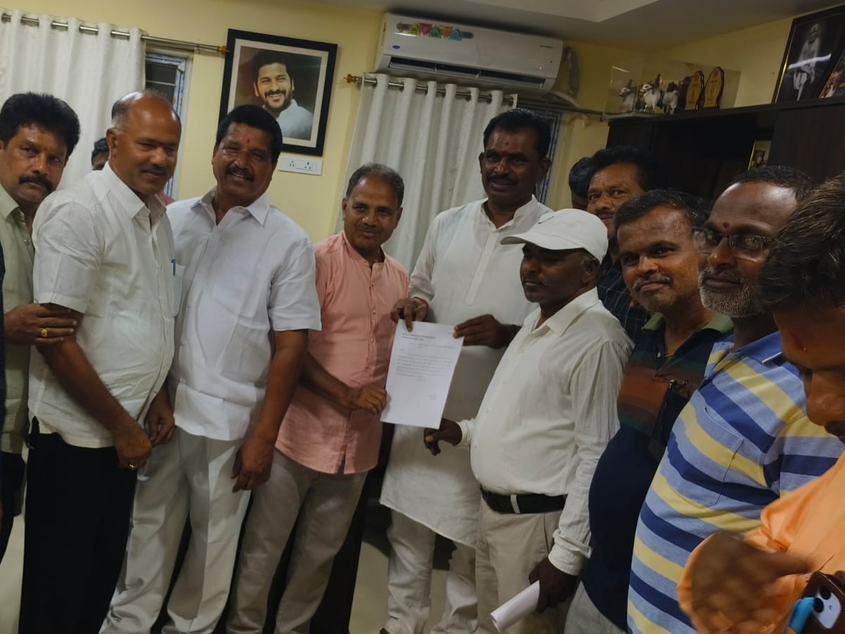 జేఏసీ నాయకులు ఎమ్మెల్యేకు వినతిపత్రం అందజేత