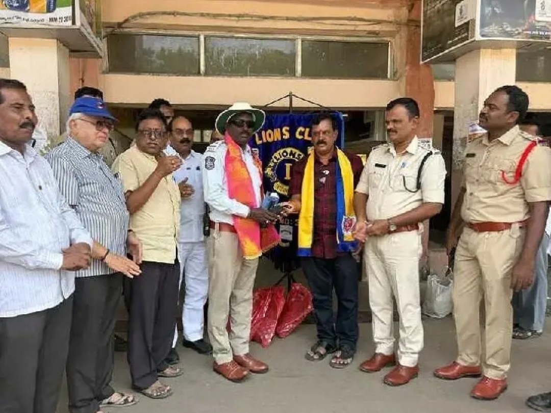 ట్రాఫిక్ పోలీసులకు చల్లని సాయం