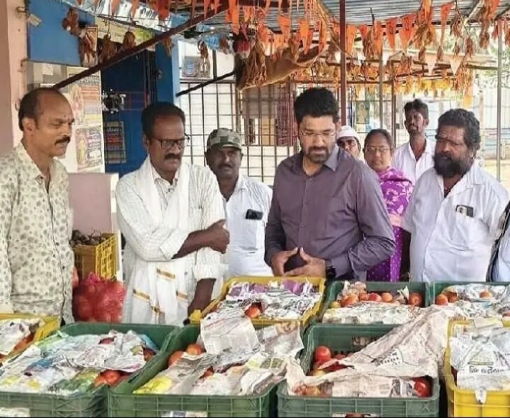 రైతు బజార్ స్థలాన్ని పరిశీలించిన జేసి