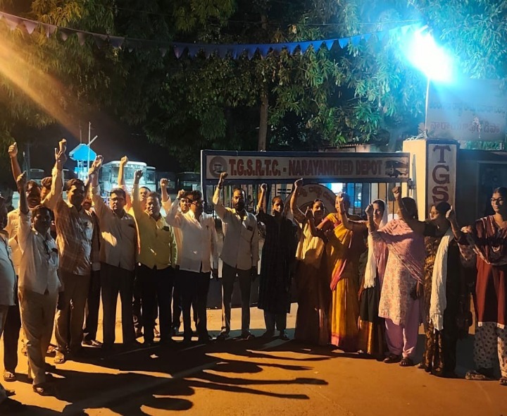 రెండో రోజు కొనసాగిన ఆర్టీసీ సమ్మె.. డీపో ఎదుట నిరసన