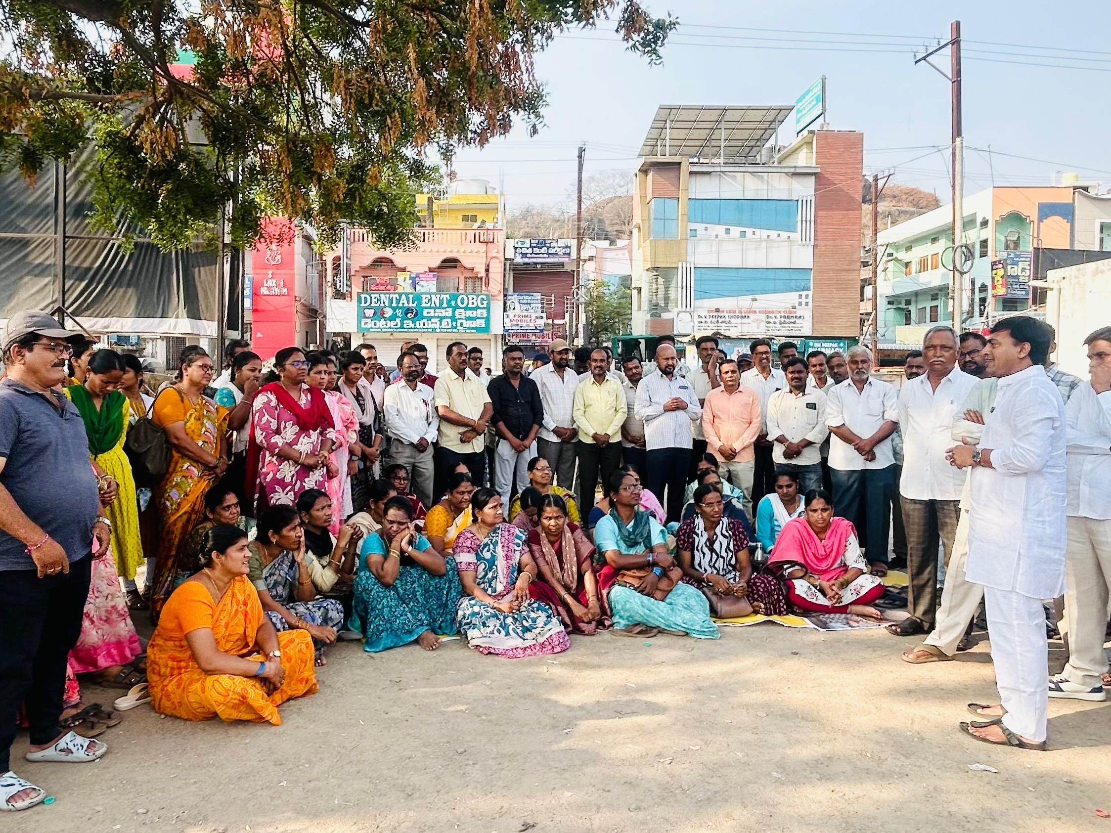 అంధకారంలోకి నెడుతున్నారు: రాకేష్ రెడ్డి