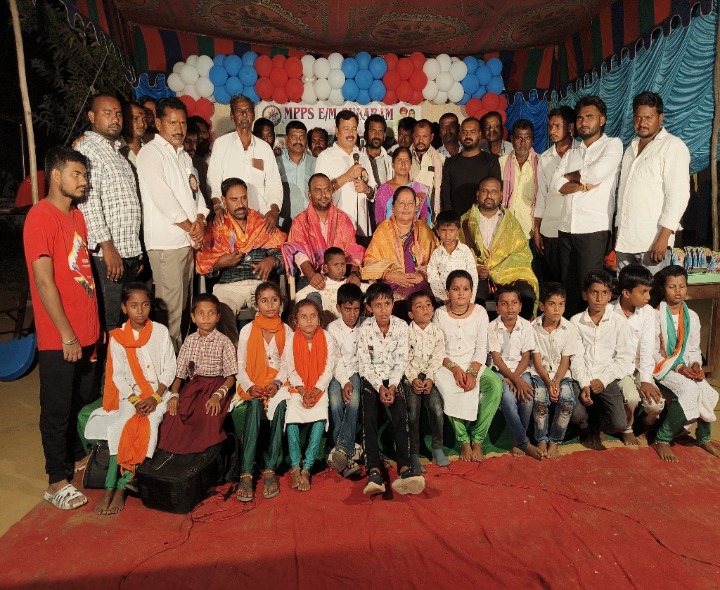 ప్రభుత్వ పాఠశాలకు కాంగ్రెస్ నాయకులు విరాళం