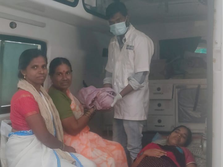 అంబులెన్స్‌లో ప్రసవించిన గర్భిణీ