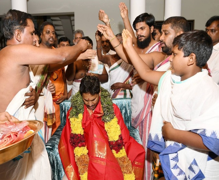 జగన్‌కు ఆశీర్వచనం.. అర్చకులకు టీటీడీ షోకాజ్