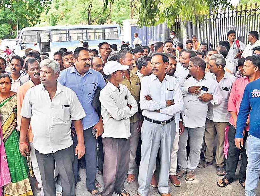 డిపోల వద్ద ఆర్టీసీ ఉద్యోగుల ధర్నా