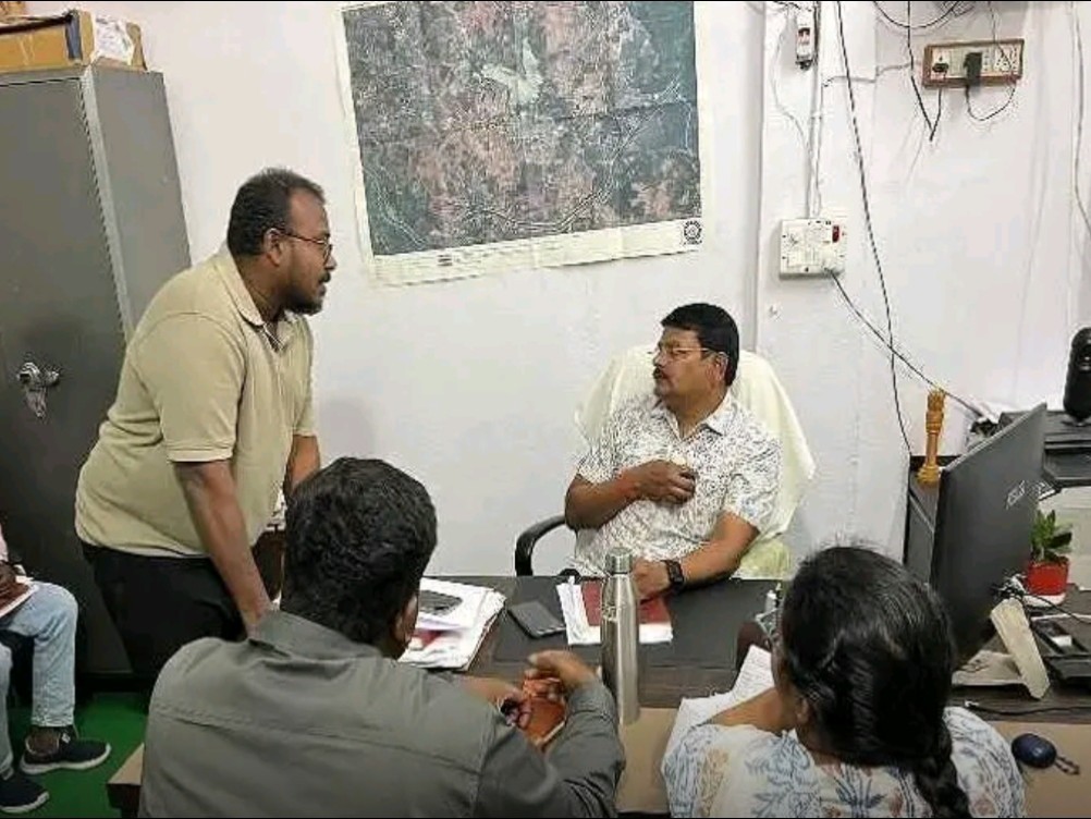 మున్సిపాలిటీలో సమీక్ష నిర్వహించిన కమిషనర్