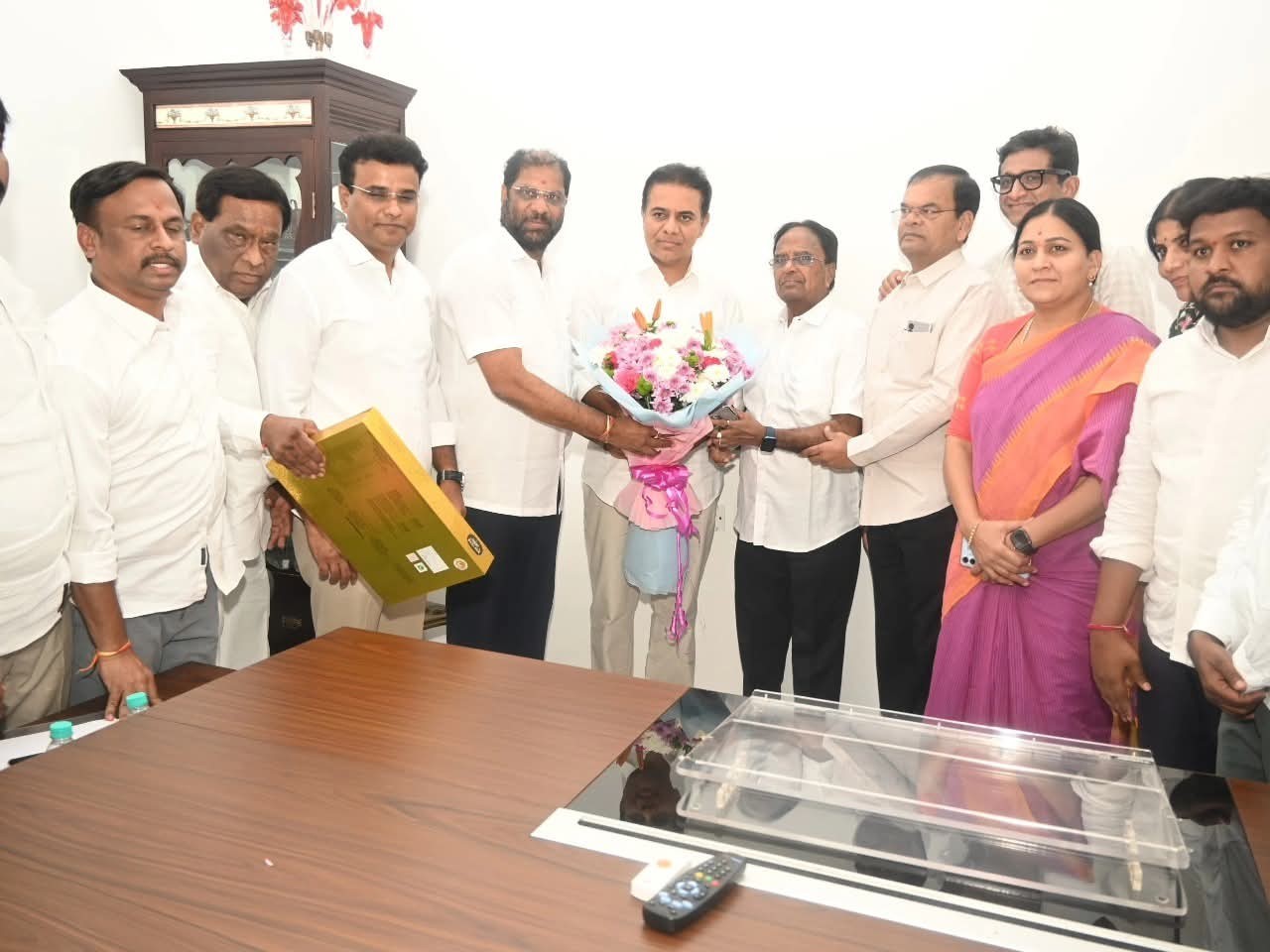 KTRను కలిసిన రాజ్యసభ సభ్యుడు