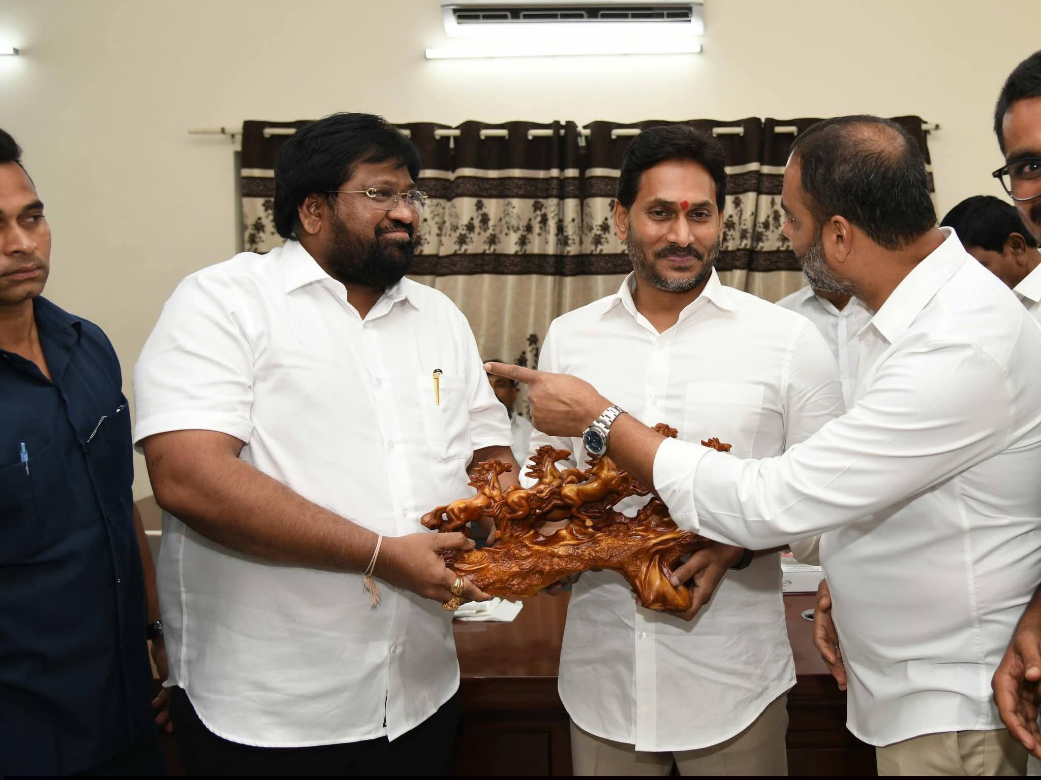 మాజీ సీఎం జగన్‌ను కలిసిన రాయదుర్గం పరిశీలకుడు