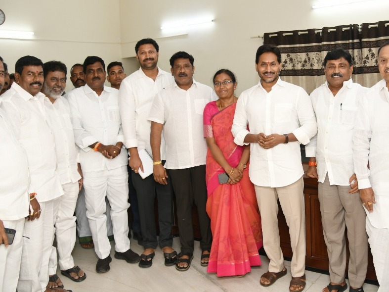 జగన్‌ను కలిసిన ఎమ్మెల్యే  విరుపాక్షి