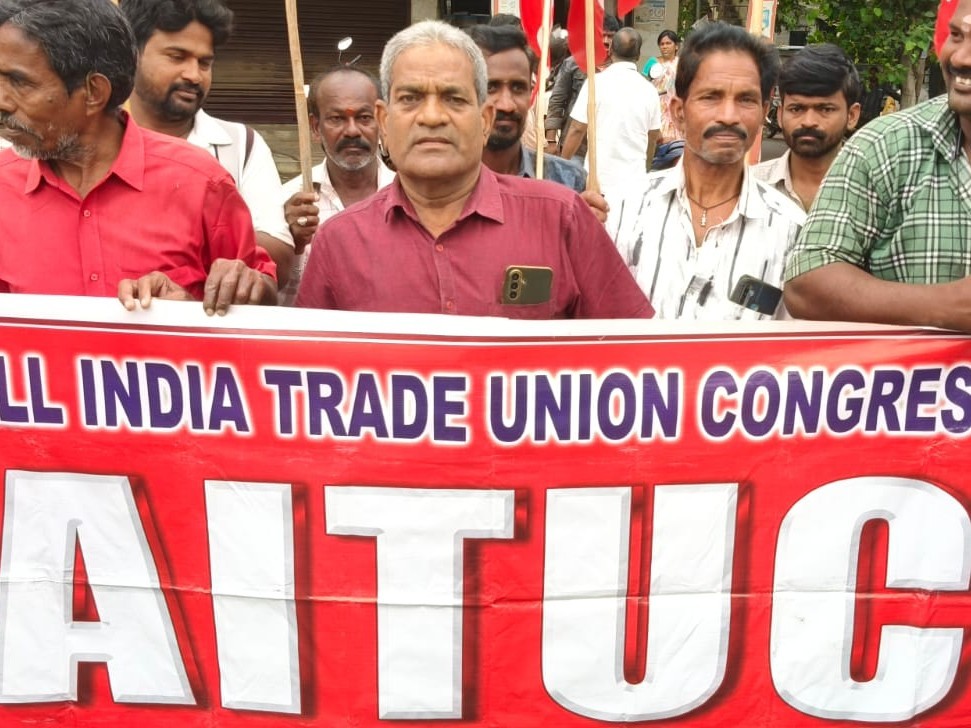 నోయిడా కార్మికులకు మద్దతుగా ఆందోళన